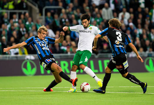 Hammarbys Nahir Besara (m) försöker ta sig förbi Sirius