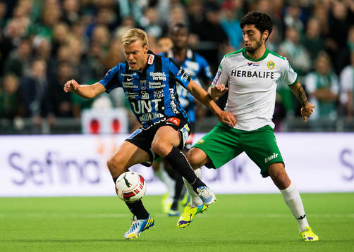 Sirius Johan Arneng i kamp om bollen med Hammarbys Nahir