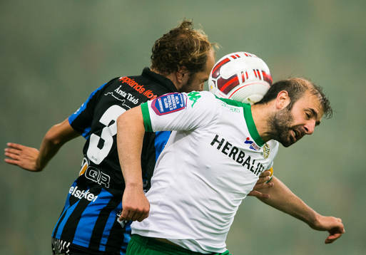 Sirius Karl Larson och Hammarbys Kennedy Bakircioglu i en