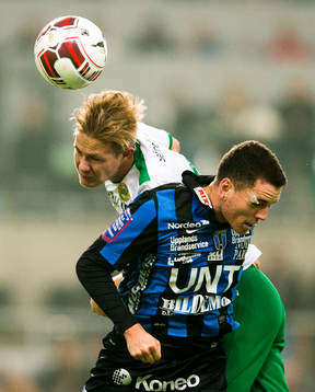 Hammarbys Erik Israelsson i en nickduell med Sirius Kerim
