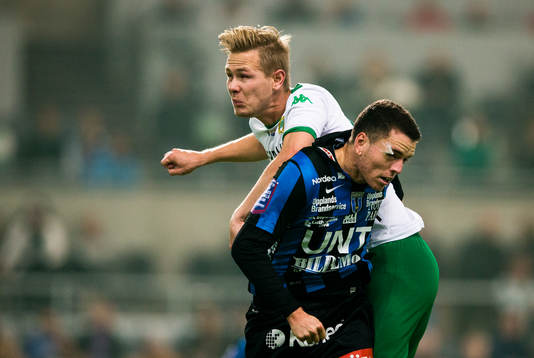 Hammarbys Erik Israelsson i en nickduell med Sirius Kerim