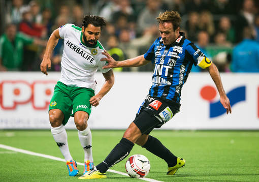 Hammarbys Stefan Batan i kamp om bollen med Sirius Niklas
