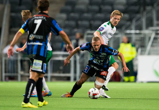 Sirius Christer Gustafsson går omkull i en närkamp med