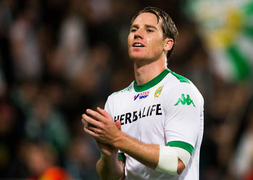 Hammarbys Johan Persson applåderar efterfotbollsmatchen i