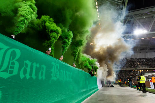 Hammarbys supportrar med grön rök