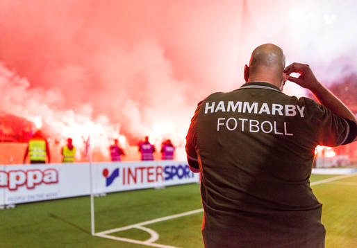 Hammarbys säkerhetspersonal ser på när publiken tänker