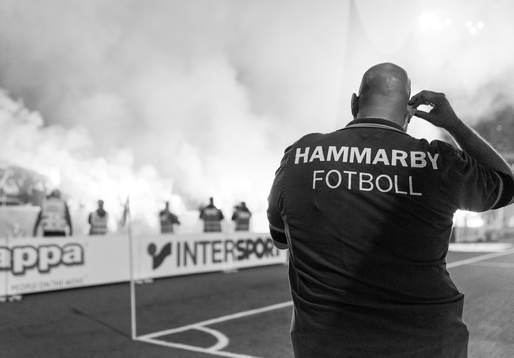 Hammarbys säkerhetspersonal ser på när publiken tänker
