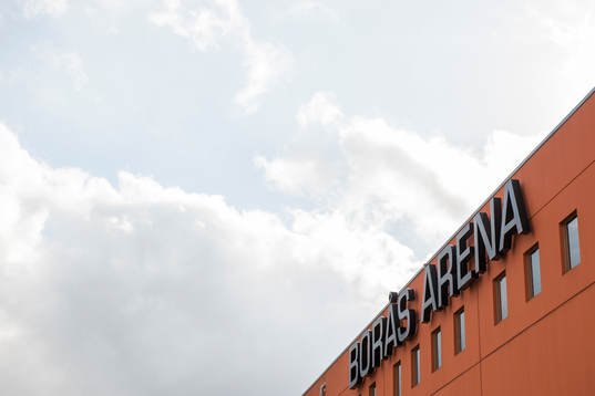Exteriör av Borås arena innan fotbollsmatchen i