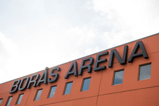 Exteriör av Borås arena innan fotbollsmatchen i