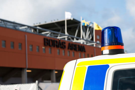 Blåljus på polisbil innan fotbollsmatchen i Allsvenskan