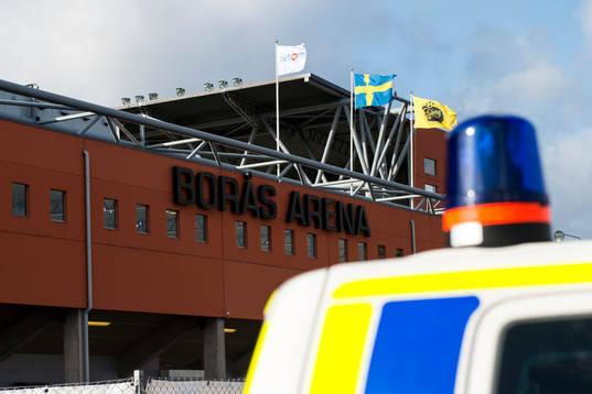 Blåljus på polisbil utanför Borås arena innan