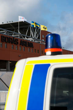 Blåljus på polisbil utanför Borås arena innan