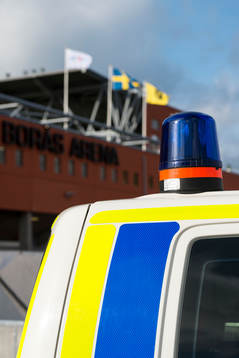 Blåljus på polisbil utanför Borås arena innan