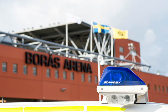 Blåljus på polisbil utanför Borås arena innan