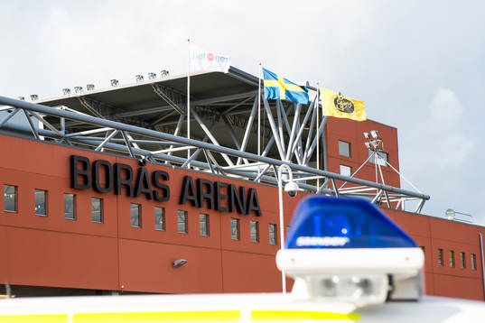 Blåljus på polisbil utanför Borås arena innan