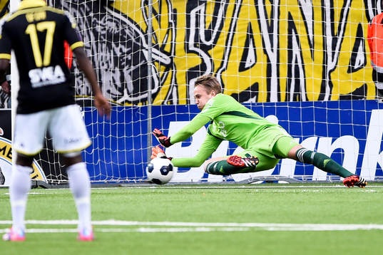 s målvakt Patrik Carlgren räddar