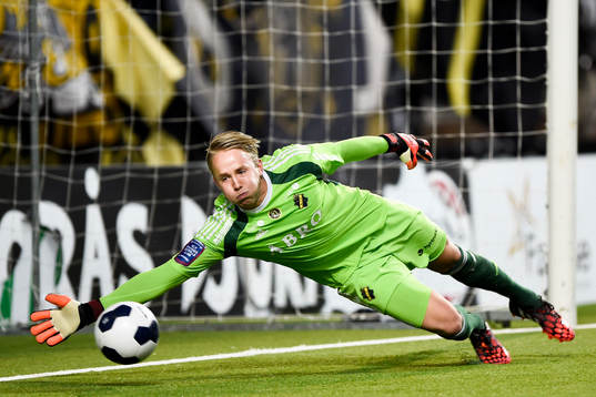 s målvakt Patrik Carlgren släpper in 1-0 från Elfsborgs