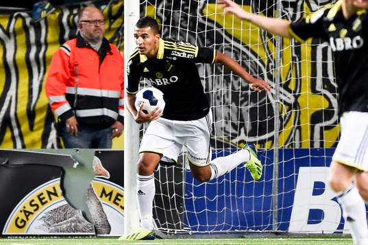 s Nabil Bahoui hämtar bollen i mål