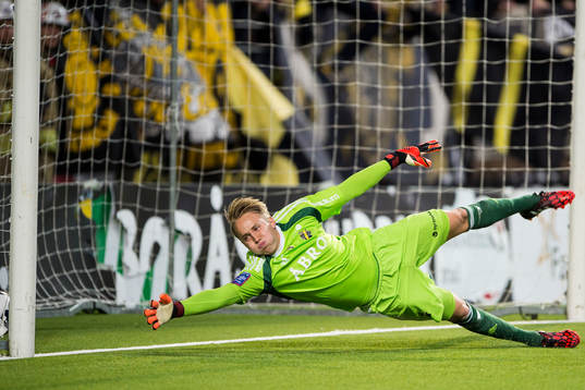 s målvakt Patrik Carlgren släpper in 1-0