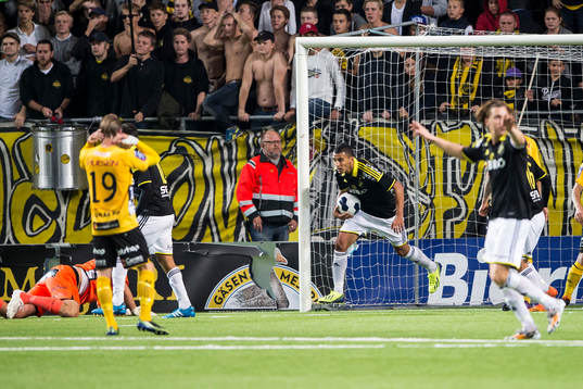 s Nabil Bahoui hämtar bollen ur Elfsborgs mål