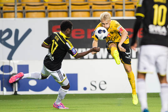 Elfsborgs Johan Larsson lägger ett inlägg
