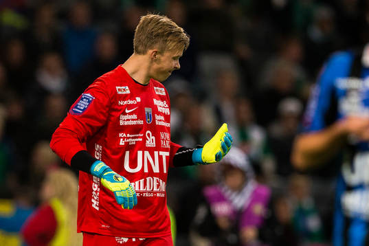 Sirius målvakt Andreas Andersson får ont i handen