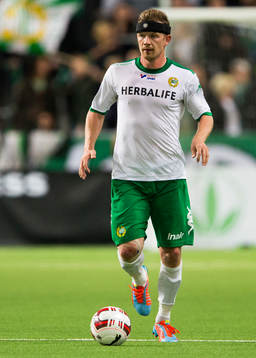 Hammarbys Thomas Guldborg Christensen med bollen
