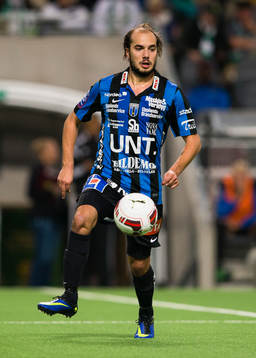 Sirius Karl Larson tar ner bollen