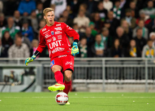 Sirius målvakt Andreas Andersson med bollen