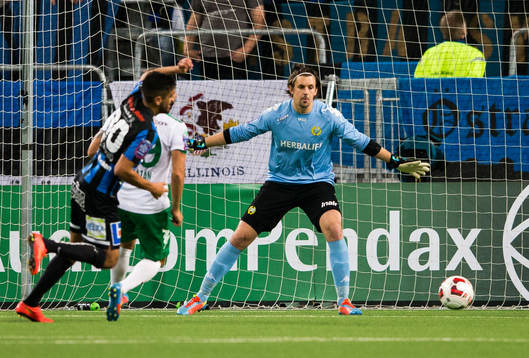 Hammarbys målvakt Johannes Hopf blåser faran över