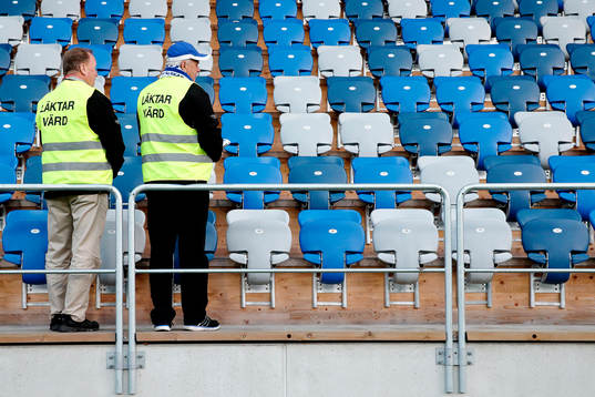 Publikvärdar före fotbollsmatchen i Allsvenskan mellan