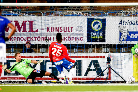 Helsingborgs David Accam gör 0-1 på straff bakom