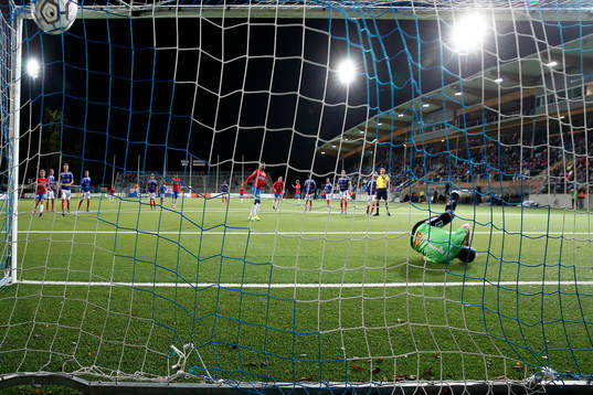 Helsingborgs David Accam gör mål 0-1 på straff förbi