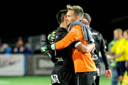 Örebros målvakt Oscar Jansson och Tobias Nilsson jublar