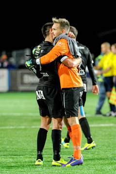 Örebros målvakt Oscar Jansson och Tobias Nilsson jublar