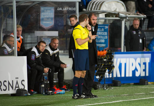 Domaren Kristoffer Karlsson diskuterar med Örebros