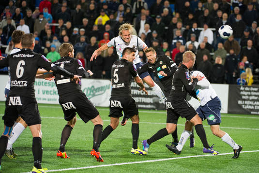 Gefles Anders Bååth nickar mot mål på hörna