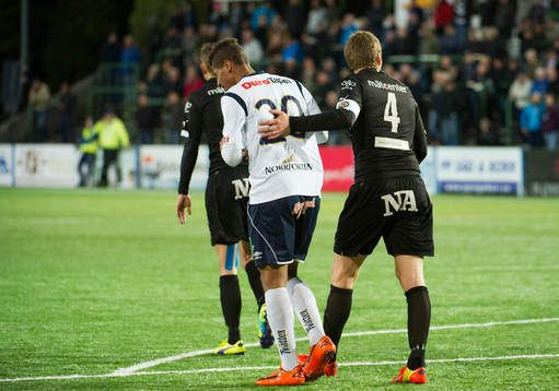 Gefles Anders Wikström lägger handen på ryggen på