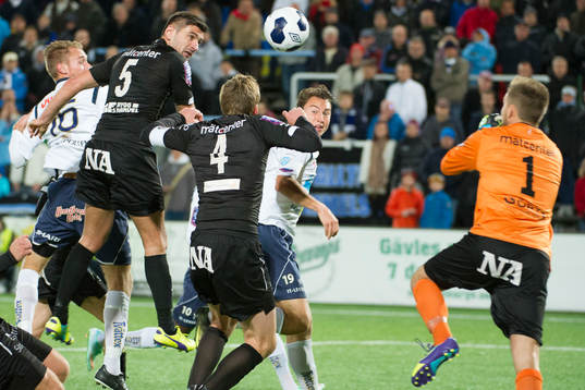 Gefles hörna räddas av Örebros målvakt Oscar Jansson