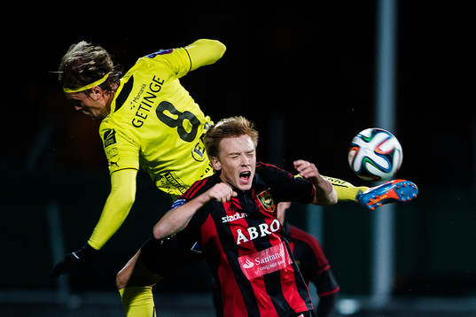 Brommapojkarnas Gustav Sandberg Magnusson får ont i en