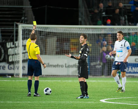 domaren Kristoffer Karlsson ger Gefles Marcus Hansson gult