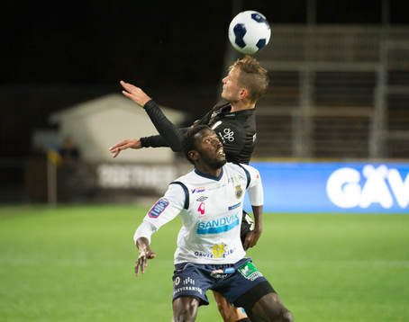 Örebros Robert Åhman Persson i nickduell med Gefles Dioh