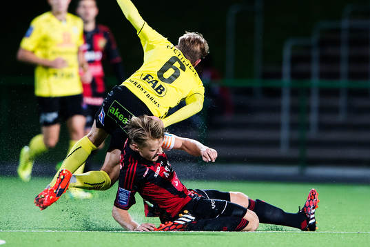 Halmstads Johan Blomberg i en duell med Brommapojkarnas