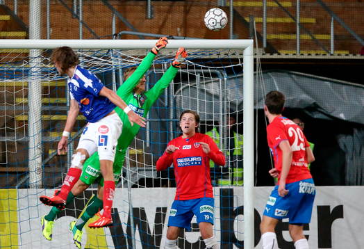Räddning av Helsingborgs Pär Hansson medan Darijan