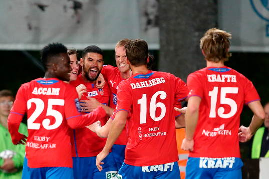 Helsingborgs Victor Palsson jublar med lagkamrater