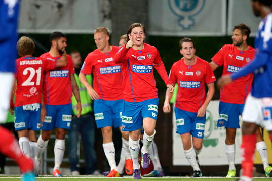 Helsingborgs Darijan Bojanic höjer handen när laget jublar