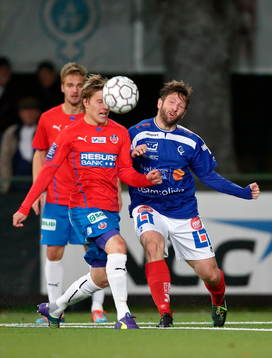 Åtvidabergs Allan Arenfeldt Olesen i kamp om bollen
