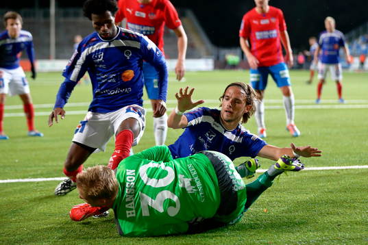 Åtvidabergs Mohamed Abubakari och Tom Pettersson framför