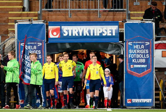 Domartrion med Johan Hamlin i mitten och Daniel Gustavsson