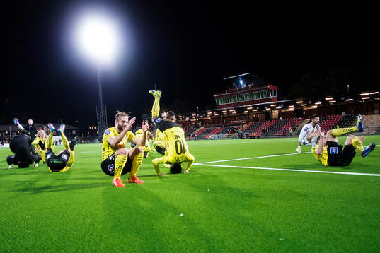 Halmstads spelare jublar och slår kullerbyttor